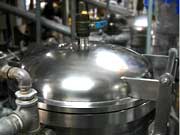 煮沸工程で使用される大型圧力鍋